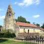 Benquet : L’église actuelle du quartier de Saint-Christau, édifiée au XIIIe siècle, remplacerait une église primitive de l'époque mérovingienne. Elle a été rebâtie en 1563 après son saccage et le massacre d’habitants en 1562 par une bande armée huguenote de Montgomery. Elle est dédiée à saint Christophe et constitue le berceau du village de Benquet. L'église possède un clocher-mur typique des Landes, et le son de la petite cloche a la réputation d'écarter l'orage et la grêle. 
